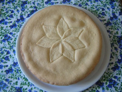 Crostata amaretti e nocciole ricoperta